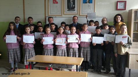 ogrenciler-karnelerini-kaymakamdan-aldilar